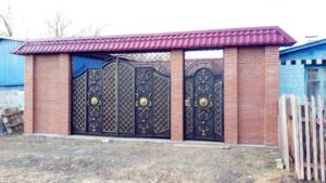 Фотография товара Козырек над воротами из металлочерепицы в красном цвете №6