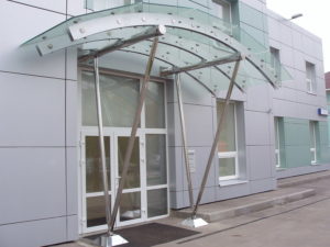Фотография товара Козырек из нержавеющей стали со стеклянной вставкой №12 над входом в магазин
