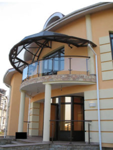 Фотография товара Металлический козырек с покрытием поликарбоната над балконом №17