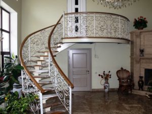 Фотография товара Кованые перила белого цвета для лестницы, с деревянным поручнем