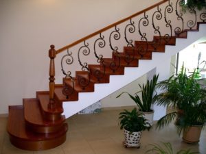 Фотография товара Кованые перила для лестницы с завитками, деревянным поручнем и входным столбом
