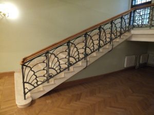 Фотография товара Кованые классические перила для лестницы с деревянным поручнем №51