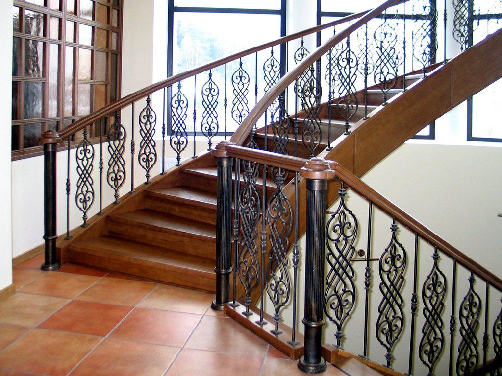 Фотография товара Кованые перила для лестницы на второй этаж дома с деревянным поручнем №58