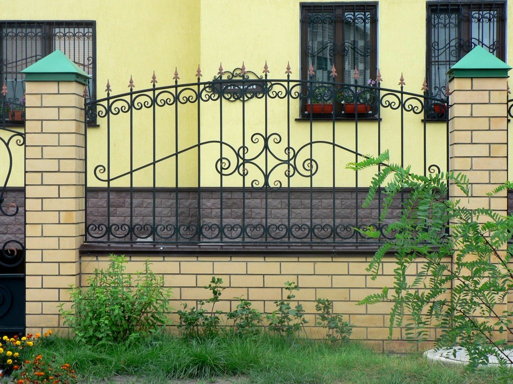 Фотография товара Металлический забор для загородного дома №31 (секция из металла)