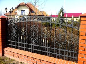 Фотография товара Кованый забор для кирпичных столбов с орнаментом, пиками, витыми прутьями и вставками