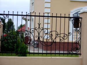 Фотография товара Сварной металлический забор с элементами ковки в виде завитков и с круглыми навершиями