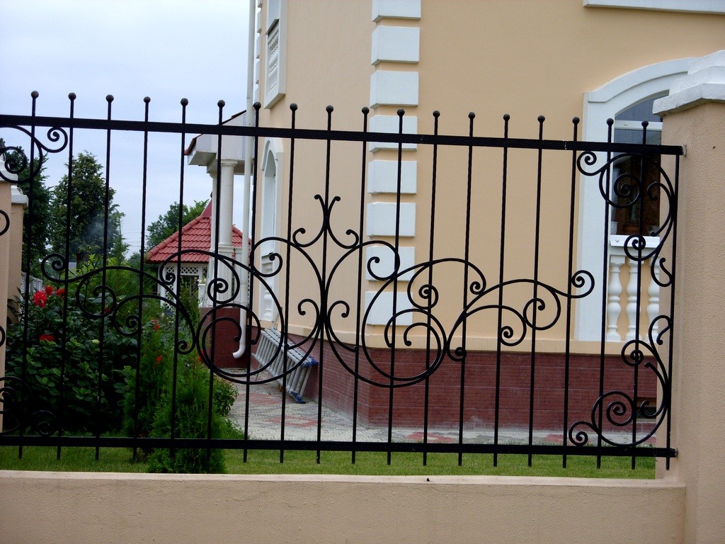Фотография товара Сварной металлический забор с элементами ковки в виде завитков и с круглыми навершиями