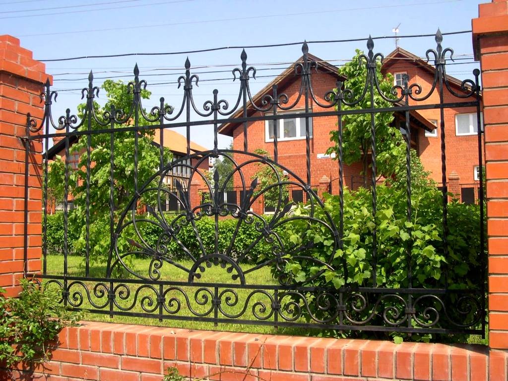 Фотография товара Кованый забор для кирпичных столбов с орнаментом, несколькими видами пик и закрученными спиралью прутьями