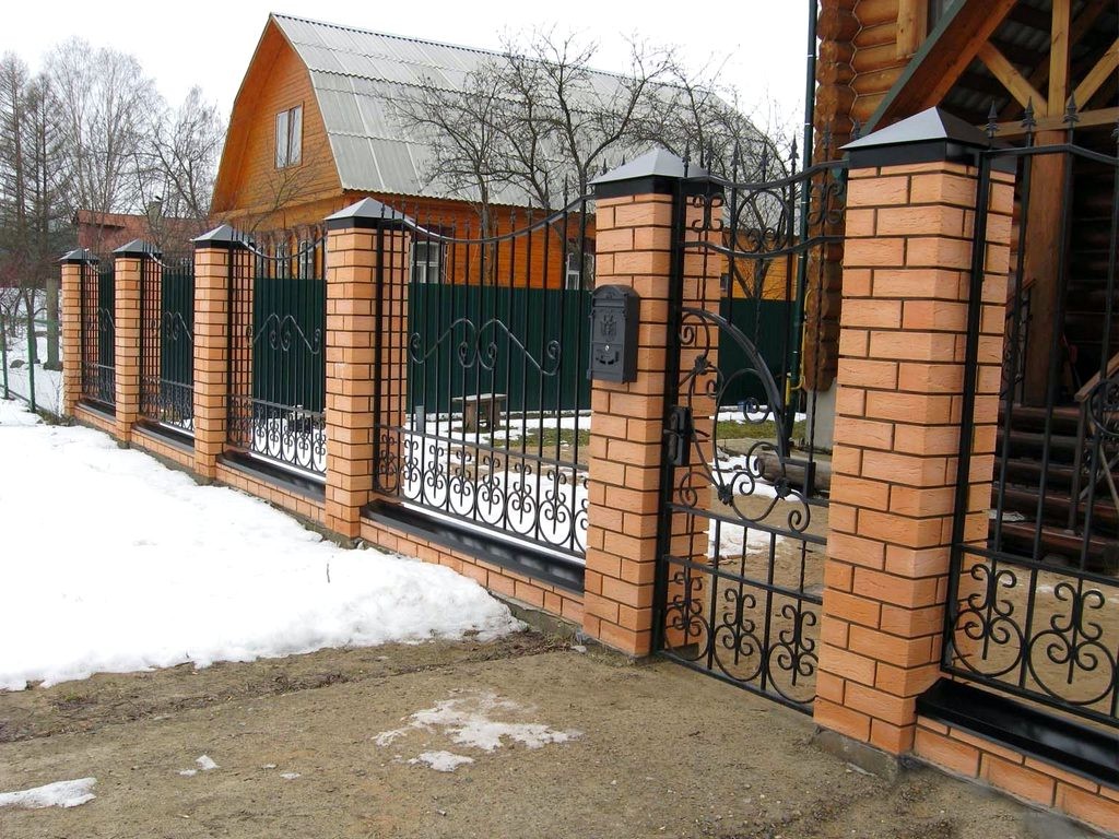 Фотография товара Кованый забор для кирпичных столбов с орнаментом, узорами и пиками №26