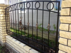 Фотография товара Кованый забор для кирпичных столбов с витыми вставками, гроздью винограда и орнаментом