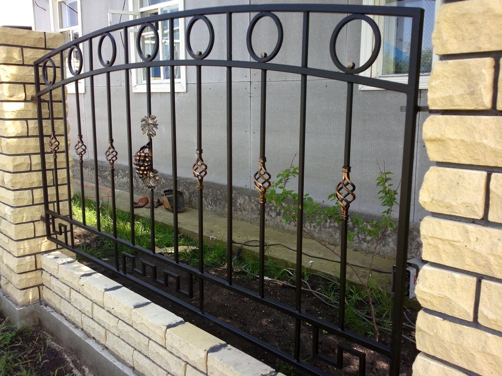 Фотография товара Кованый забор для кирпичных столбов с витыми вставками, гроздью винограда и орнаментом