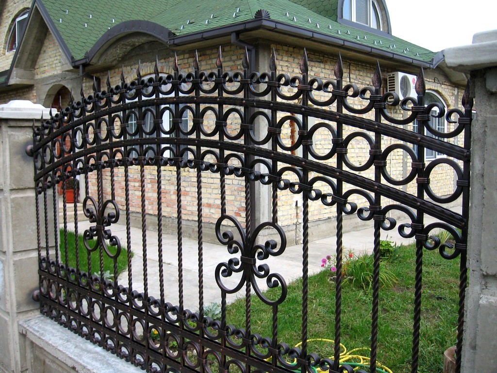 Фотография товара Сварной забор с кованым орнаментом в виде кругов и полукружий с завитками