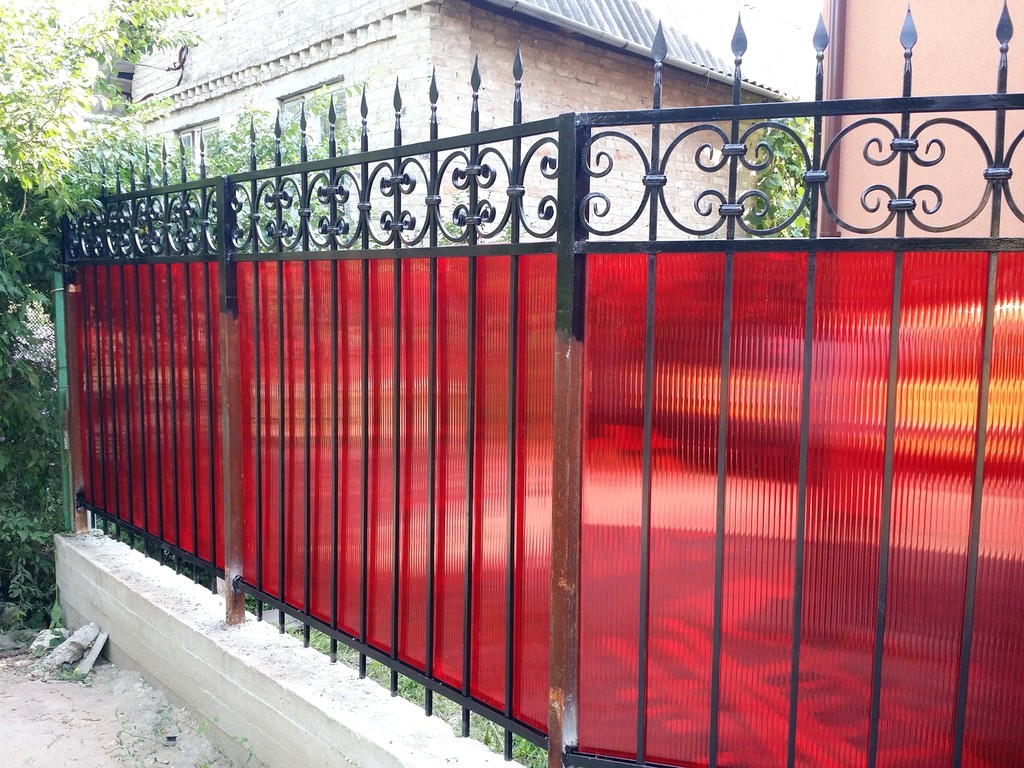 Фотография товара Забор из металла с красным прозрачным поликарбонатом для дома и дачи