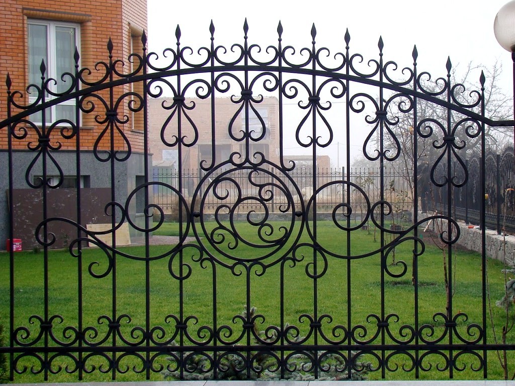 Фотография товара Забор металлический с элементами ковки для частного дома