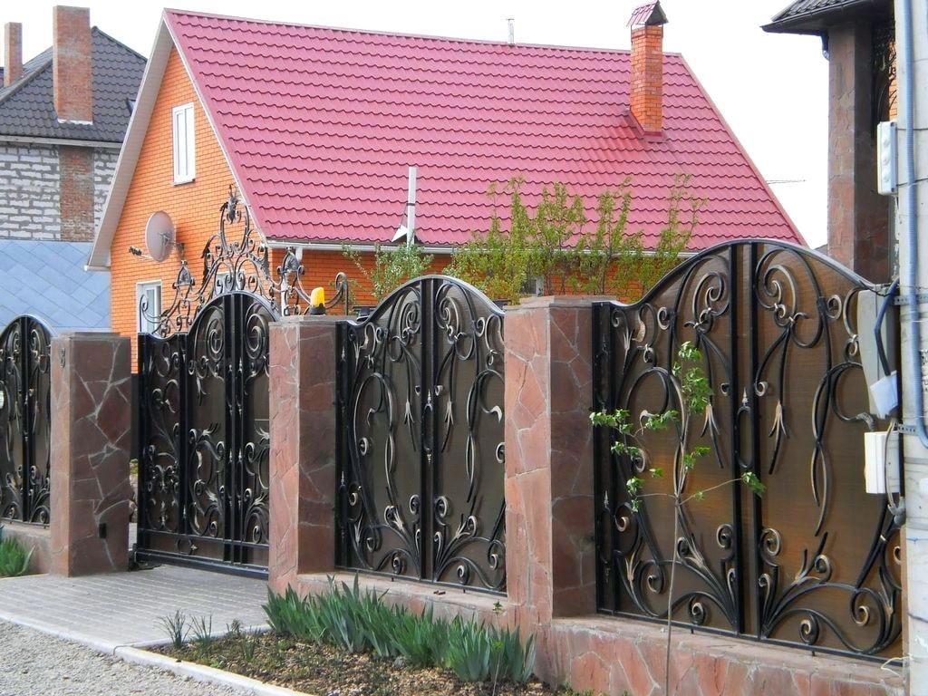 Фотография товара Кованый забор с поликарбонатом и растительным орнаментом