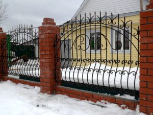 Фотография товара Кованый забор для кирпичных столбов с орнаментом, выгнутыми прутьями, узорами и и пиками