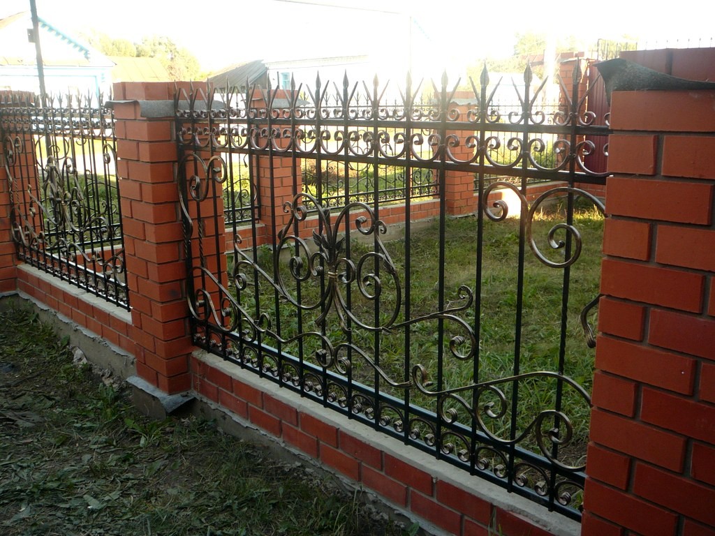 Фотография товара Кованый забор для кирпичных столбов с орнаментом, листьями и стилизованными под листья пиками