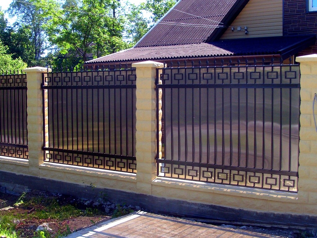 Фотография товара Металлический забор с поликарбонатом для частного дома