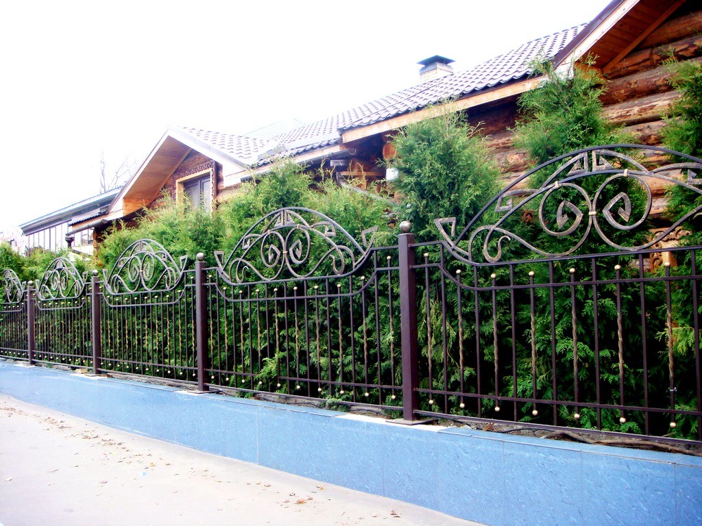 Фотография товара Сварной металлический забор с ковкой, орнаментом и витыми прутьями
