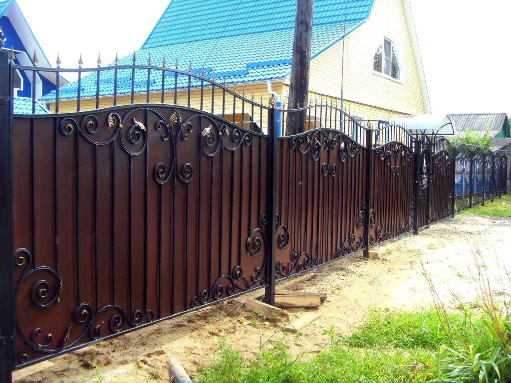 Фотография товара Кованый забор с поликарбонатом, узорами, листьями и пиками