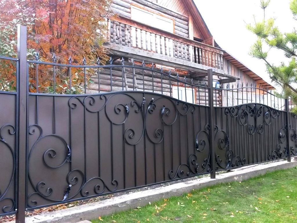Фотография товара Ковано-сварной закрытый глухой забор из металла для частного дома