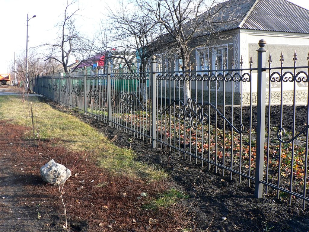 Фотография товара Металлический забор для дома и дачи с элементами ковки: орнаментом, центральным рисунком и пиками