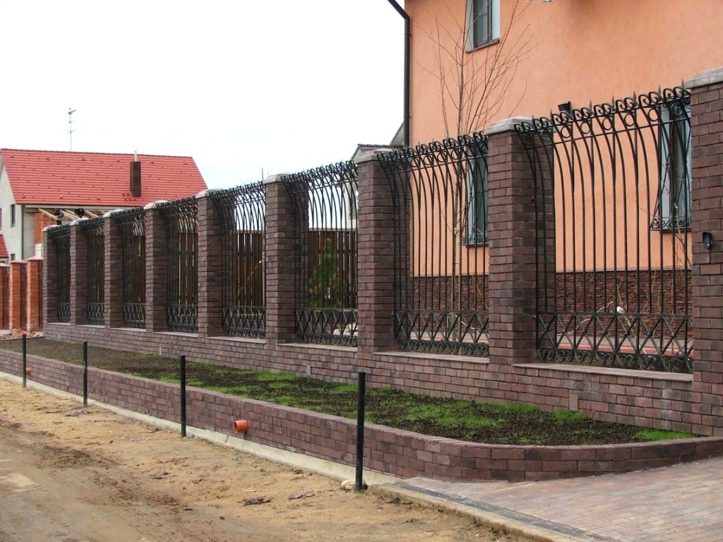 Фотография товара Металлический забор для частного дома (установка между столбами из кирпича)