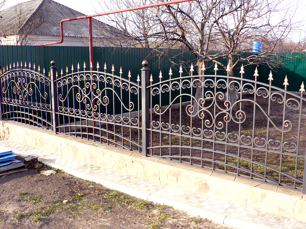 Фотография товара Металлический забор с элементами ковки в виде узоров и пик