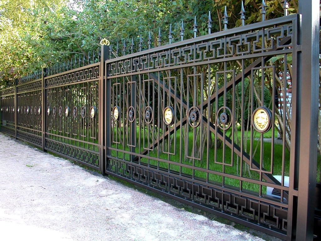 Фотография товара Сварной забор из профильной трубы с элементами ковки: орнаментом, цветами, львами и пиками