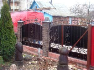 Фотография товара Кованый забор с профнастилом и рельефными элементами