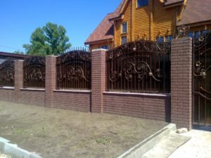 Фотография товара Кованый забор с поликарбонатом, узорами, растительным орнаментом и фигурными пиками