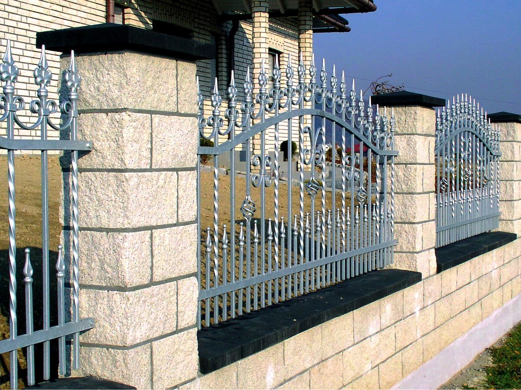 Фотография товара Забор из металла с элементами ковки для дачи и дома