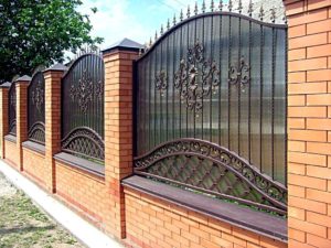 Фотография товара Кованый забор с поликарбонатом, витыми прутьями, растительным орнаментом и фигурными пиками