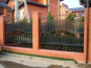 Фотография товара Кованый забор с двумя вставками поликарбоната, орнаментом, узорами и пиками