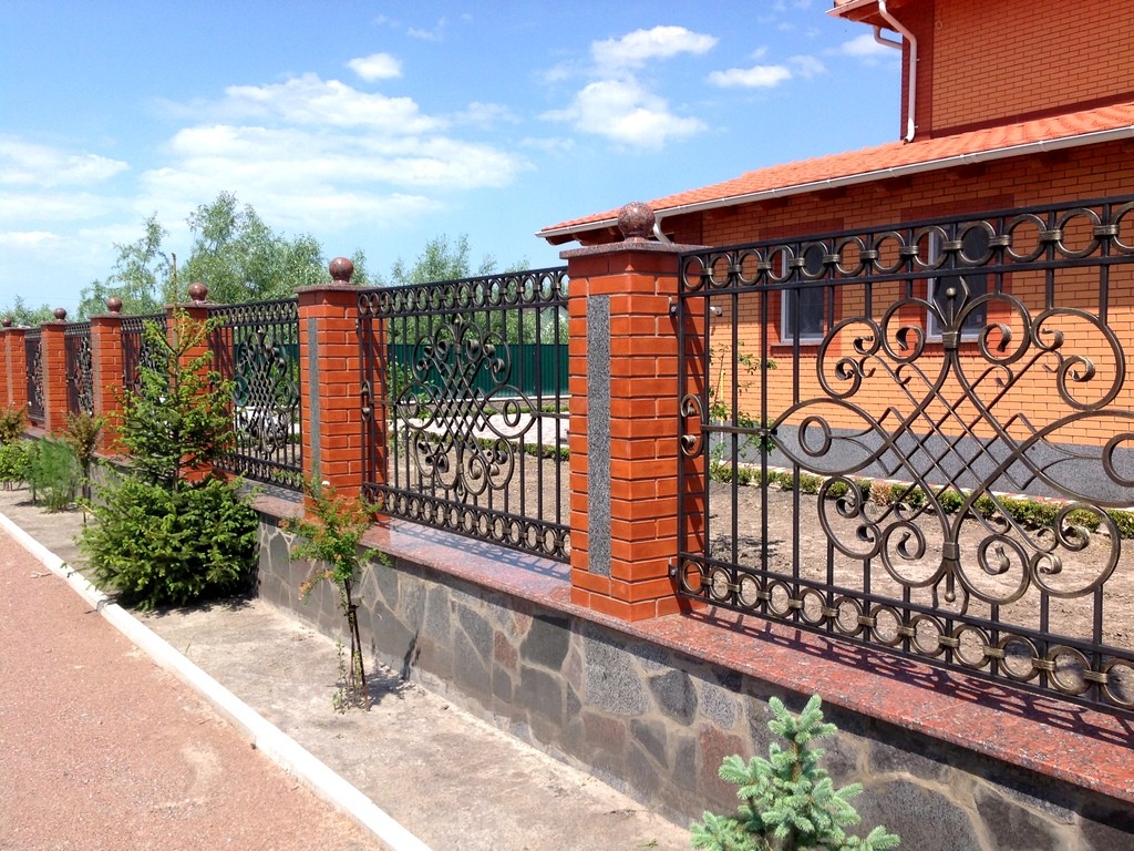 Фотография товара Кованый забор для кирпичных столбов с орнаментом и центральным рисунком