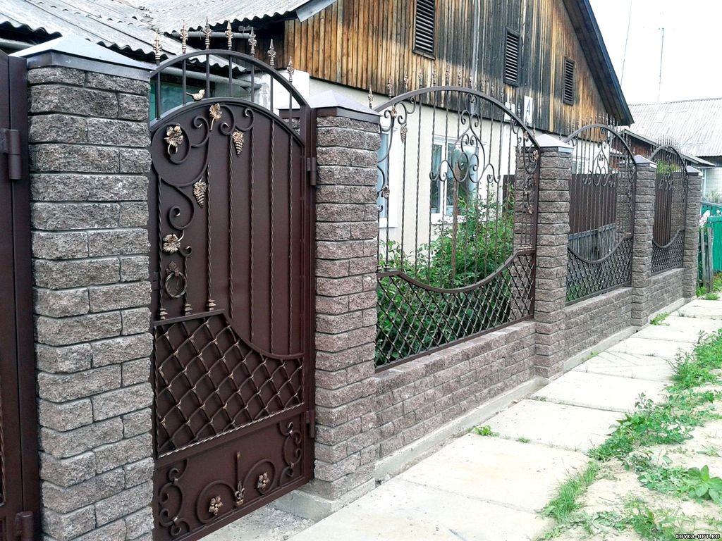 Фотография товара Кованый забор для кирпичных столбов с орнаментом, цветами, листьями, виноградом и фигурными пиками
