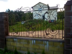 Фотография товара Металлический забор с ковкой в виде орнамента с цветами