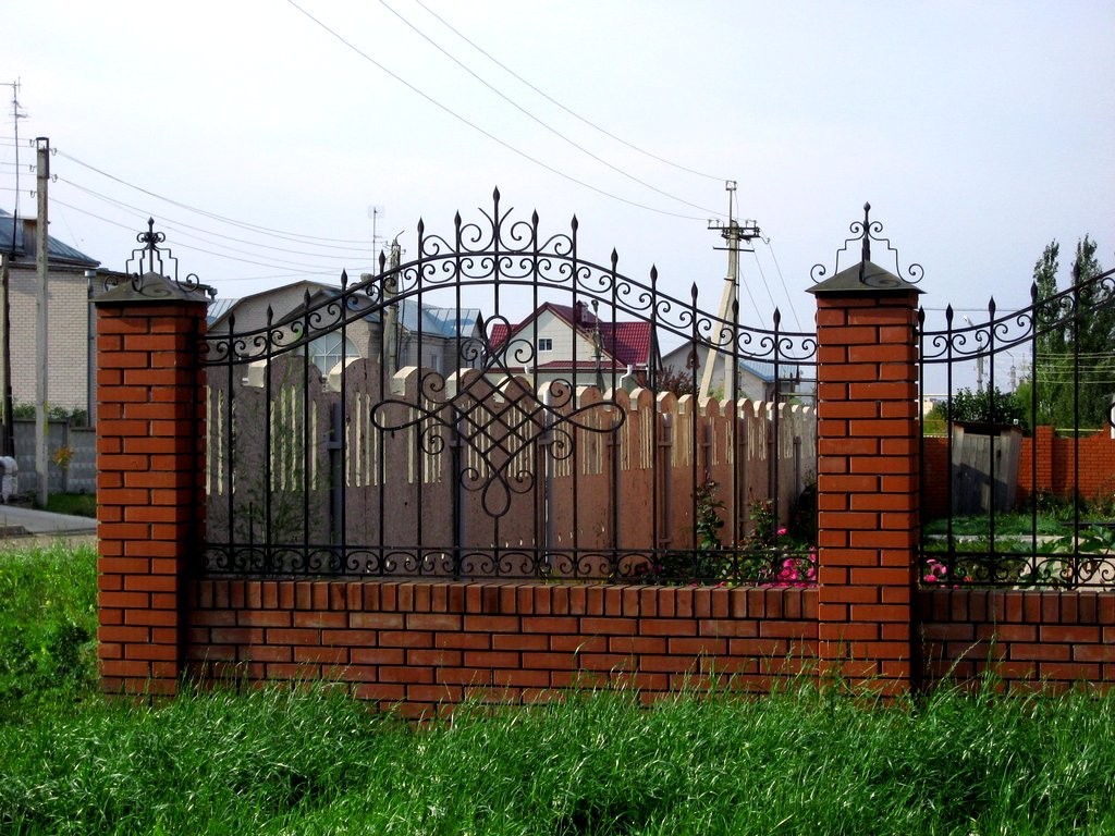 Фотография товара Кованый забор с ромбом в завитках