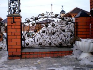 Фотография товара Кованый забор для кирпичных столбов с лозой винограда