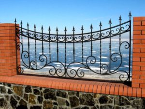 Фотография товара Кованый забор для кирпичных столбов с орнаментом, узорами и фигурными пиками