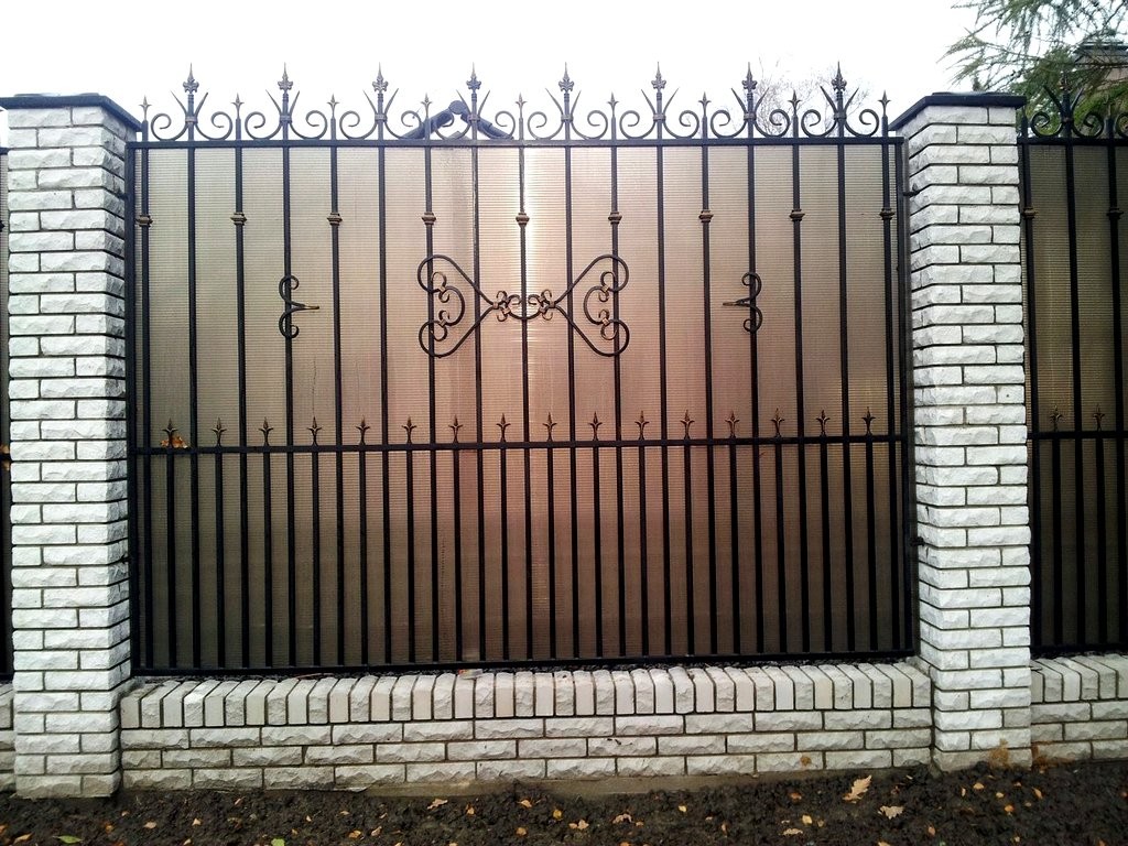 Фотография товара Забор из металла с поликарбонатом, для частного дома и дачи