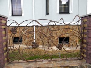 Фотография товара Кованый забор для кирпичных столбов с листьями