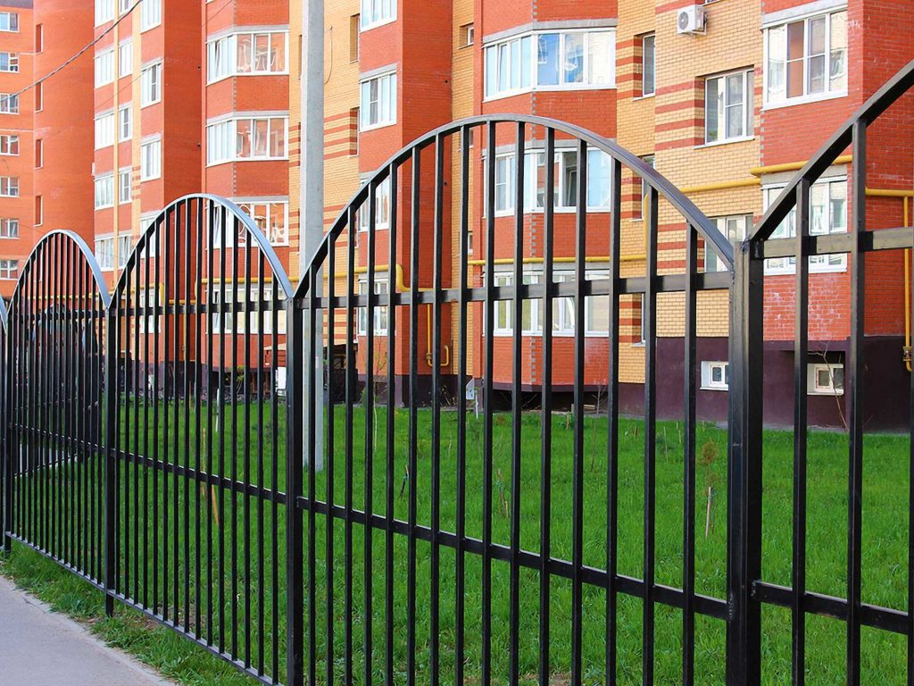 Фотография товара Металлический забор для придомовой территории округлой формы