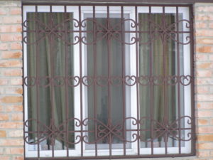 Фотография товара Кованая решетка на окно с узорами
