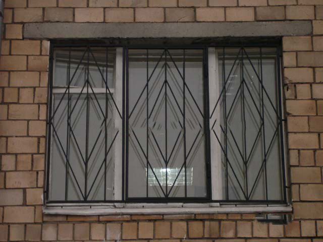 Фотография товара Металлическая решетка на окно  с ромбами