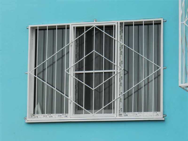 Фотография товара Распашная оконная решетка с маленким и большим ромбом №3