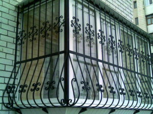 Фотография товара Дутая решетка на балкон с коваными вставками №2