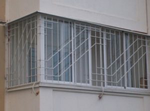 Фотография товара Белая металлическая балконная решетка с линиями
