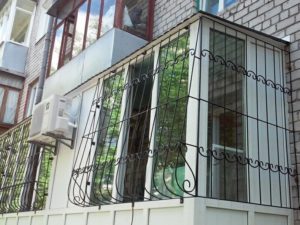 Фотография товара Металлическая решетка на балкон с декоративными вставками