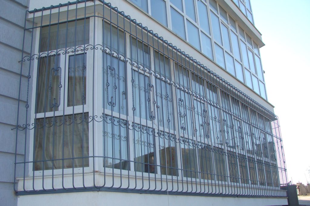 Фотография товара Стильная балконная решетка со вставками №5